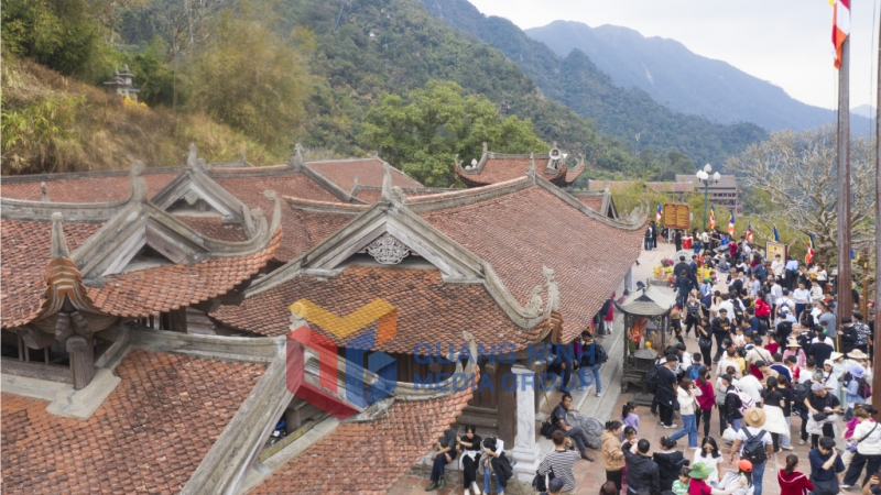 Du khách viếng thăm chùa Hoa Yên (2-2025). Ảnh: Đỗ Giang