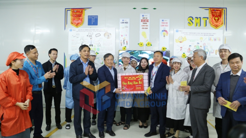Đồng chí Bí thư Tỉnh ủy hỏi thăm tình hình đời sống, việc làm của công nhân Công ty TNHH Kỹ thuật điện tử Tonly Việt Nam trong dịp Tết và tặng quà động viên (1-2025). Ảnh: Thu Chung