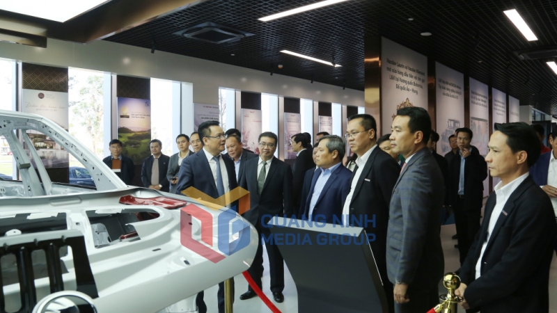 Đồng chí Bí thư Tỉnh ủy cùng đoàn công tác thăm khu trưng bày mẫu xe ô tô Skoda (1-2025). Ảnh: Thu Chung