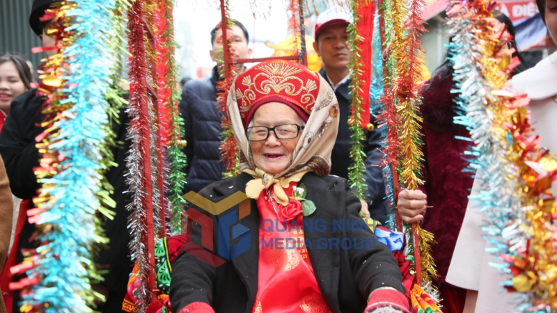 Các Cụ Thượng thọ được con cháu rước trên võng đào (2-2025). Ảnh: Minh Hà