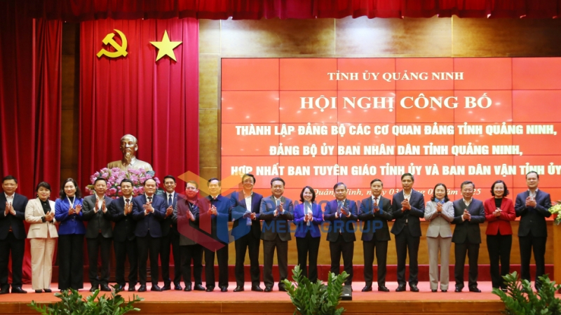 Ban Thường vụ Tỉnh ủy chụp ảnh lưu niệm với các Đảng bộ, cơ quan trực thuộc Tỉnh ủy mới thành lập và hợp nhất (2-2025). Ảnh: Thu Chung