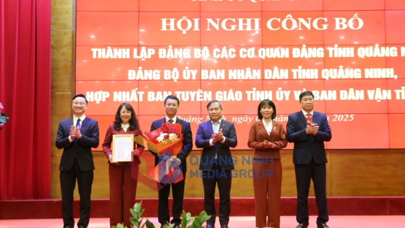 Đồng chí Vũ Đại Thắng, Ủy viên Trung ương Đảng, Bí thư Tỉnh ủy, trao quyết định hợp nhất Ban Tuyên giáo Tỉnh ủy và Ban Dân vận Tỉnh ủy thành Ban Tuyên giáo và Dân vận Tỉnh ủy (2-2025). Ảnh: Thu Chung