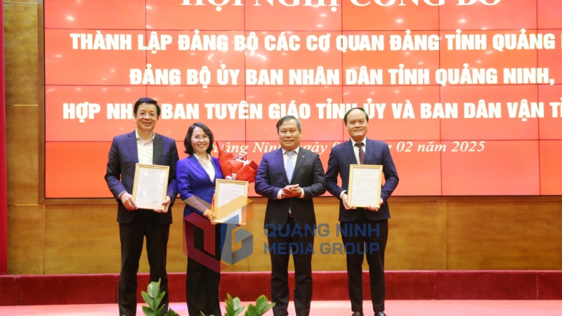 Đồng chí Vũ Đại Thắng, Ủy viên Trung ương Đảng, Bí thư Tỉnh ủy, trao quyết định thành lập Đảng bộ Các cơ quan Đảng tỉnh Quảng Ninh (2-2025). Ảnh: Thu Chung