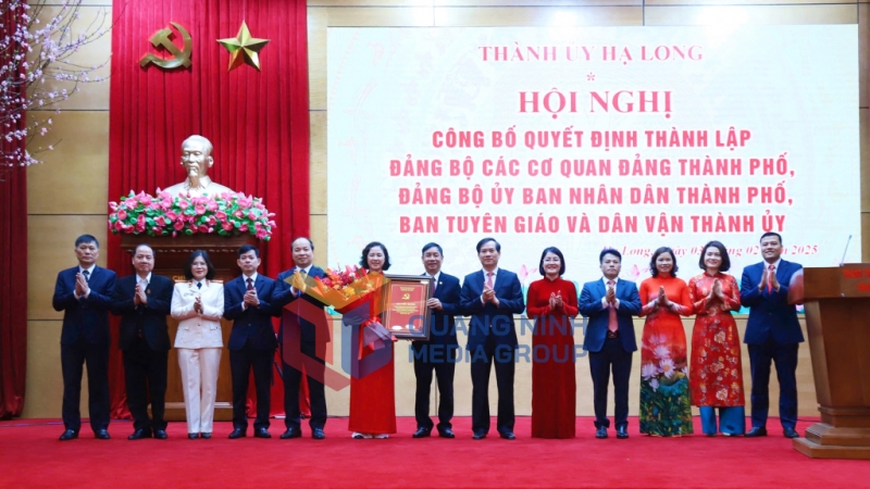 Đồng chí Vũ Quyết Tiến, Ủy viên Ban Thường vụ Tỉnh ủy, Bí thư Thành ủy Hạ Long trao Quyết định và tặng hoa chúc mừng Đảng bộ các cơ quan Đảng thành phố (2-2025). Ảnh: Hoàng Nga