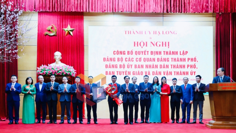 Đồng chí Vũ Quyết Tiến, Ủy viên Ban Thường vụ Tỉnh ủy, Bí thư Thành ủy Hạ Long trao Quyết định và tặng hoa chúc mừng Đảng bộ UBND thành phố (2-2025). Ảnh: Hoàng Nga