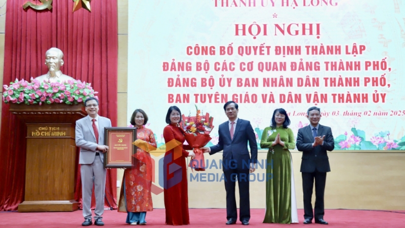 Đồng chí Vũ Quyết Tiến, Ủy viên Ban Thường vụ Tỉnh ủy, Bí thư Thành ủy Hạ Long trao Quyết định và tặng hoa chúc mừng tập thể Ban Tuyên giáo và Dân vận Thành ủy (2-2025). Ảnh: Hoàng Nga
