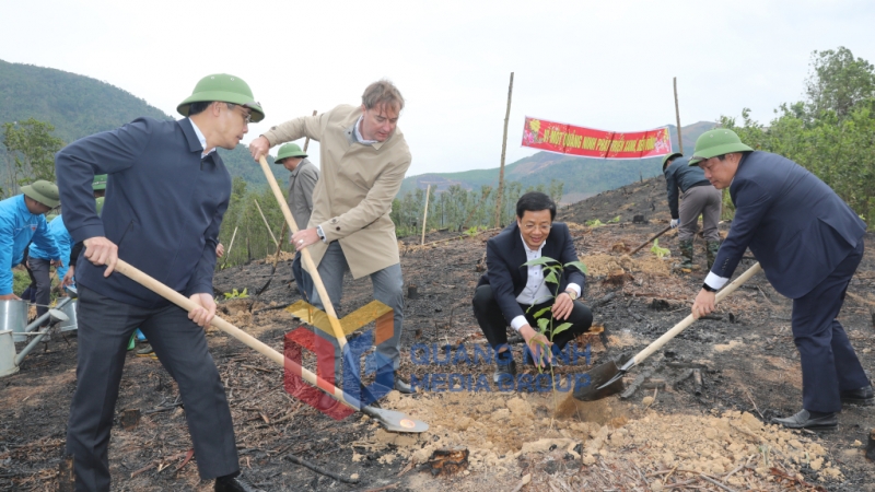 Các đồng chí đại biểu trồng cây sau lễ phát động (2-2025). Ảnh: Thu Chung