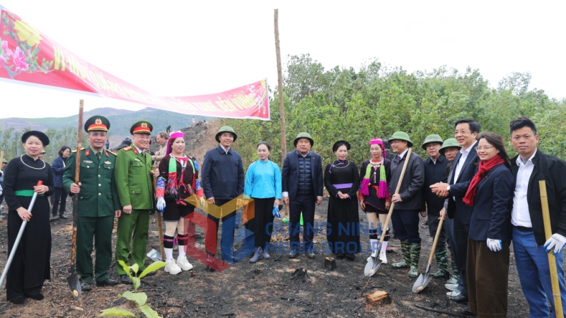Đồng chí Vũ Đại Thắng, Bí thư Tỉnh ủy, trò chuyện, động viên nhân dân huyện Tiên Yên (2-2025). Ảnh: Thu Chung