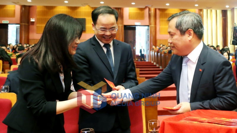 2025-02_Bí thư Tỉnh ủy Vũ Đại Thắng, lì xì đầu năm mới cho cán bộ, công chức, viên chức. Ảnh: Thu Chung