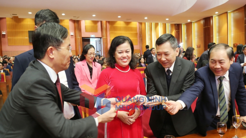 2025-02_Chủ tịch UBND tỉnh Phạm Đức Ấn, lì xì đầu năm cho cán bộ, công chức, viên chức trong tỉnh. Ảnh: Thu Chung