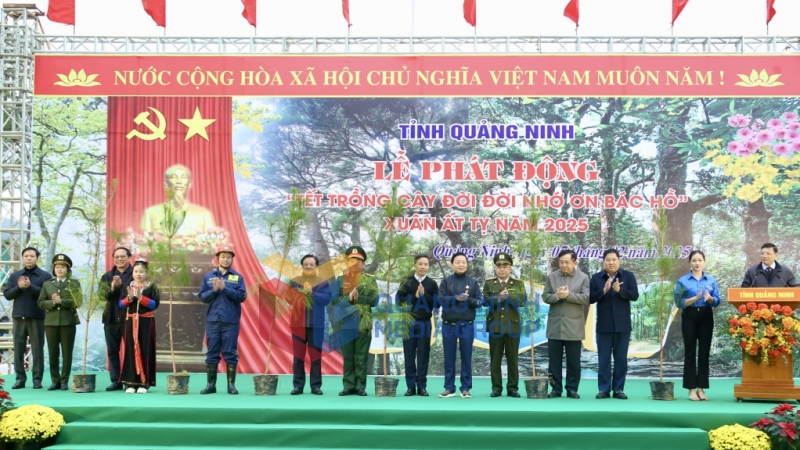 Đồng chí Trần Hồng Hà, Ủy viên Trung ương Đảng, Phó Thủ tướng Chính phủ, trao tặng TP Uông Bí 1.100 cây thông caribe (02-2025). Ảnh: Thu Chung