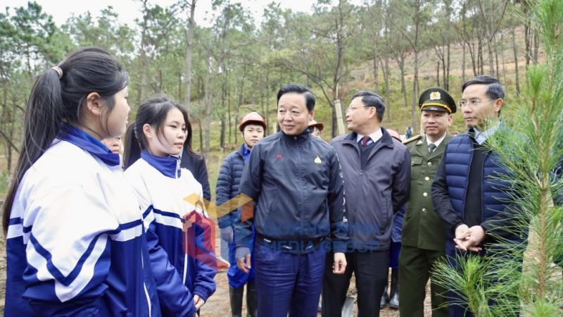 Phó Thủ tướng Chính phủ Trần Hồng Hà trò chuyện với cán bộ, nhân dân TP Uông Bí (02-2025). Ảnh: Thu Chung