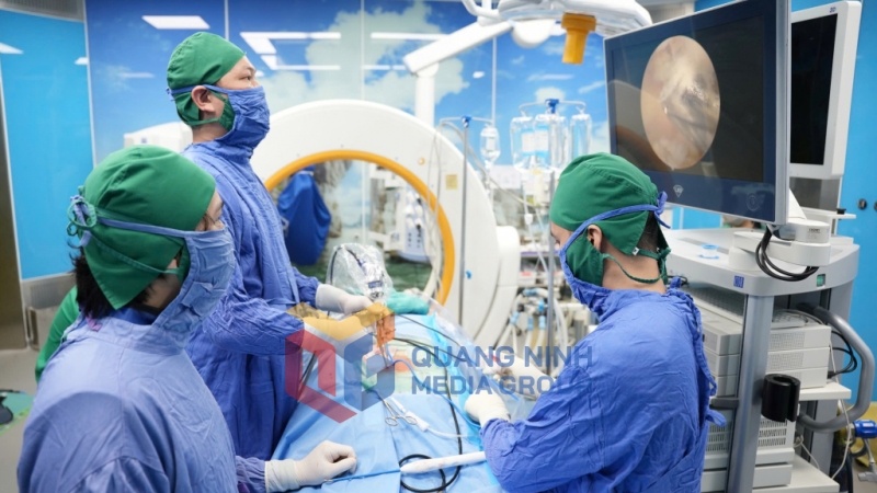 Các bác sĩ khoa Ngoại Thần kinh-Lồng ngực thực hiện ca phẫu thuật nội soi điều trị thoát vị địa đệm (2-2025). Ảnh: Nguyễn Hoa