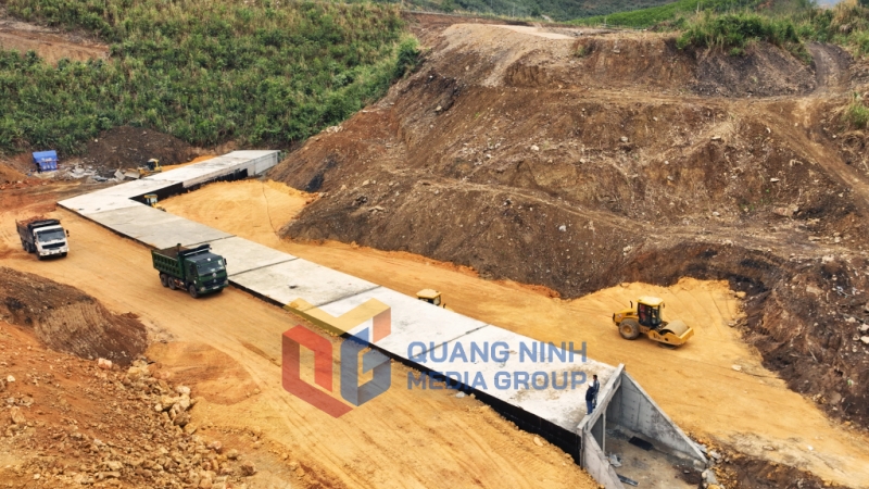 Thi công cống hộp và đắp nền đường tại Dự án cải tạo, nâng cấp QL279 (2-2025). Ảnh: Đỗ Phương