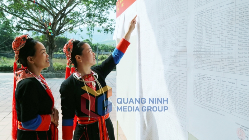 Người dân thôn 2 (xã Bằng Cả, TP Hạ Long) theo dõi bảng niêm yết công khai các thông tin của thôn, xã tại Nhà văn hóa thôn (2-2025). Ảnh: Nguyễn Thanh