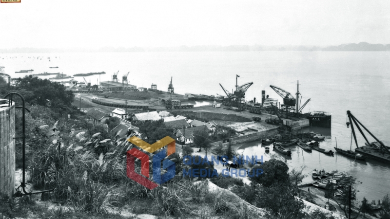 Toàn cảnh cảng than Hongay (Hòn Gai) năm 1925. Ảnh: FB France Indochine