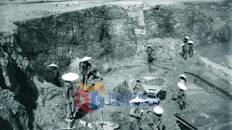 Một cảnh khai thác than ở Hòn Gai trong những năm 1920 -1929. Ảnh: FB France Indochine