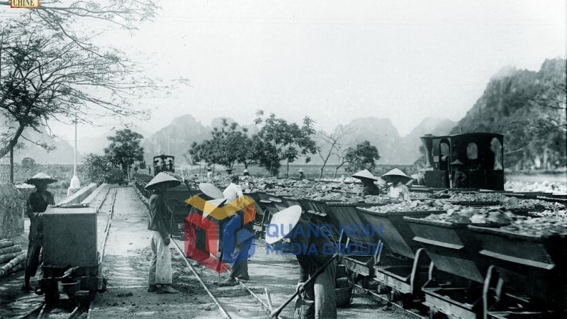 xe goòng chở than về bãi tập kết (những năm thực dân Pháp đô hộ). Ảnh: FB France Indochine