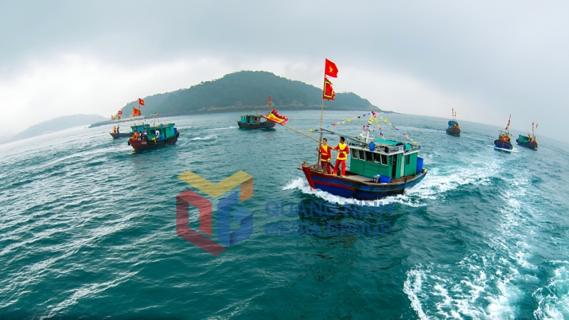 Đoàn thuyền ra khơi bắt đầu một mùa biển mới trong Lễ hội mở cửa biển xã Thanh Lân, huyện Cô Tô (2-2025). Ảnh Phạm Học