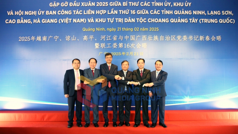 Các đồng chí Bí thư Tỉnh uỷ, Thành uỷ 5 địa phương: Quảng Ninh, Hải Phòng, Lạng Sơn, Cao Bằng, Hà Giang (Việt Nam) và Bí thư Khu uỷ Khu tự trị dân tộc Choang Quảng Tây (Trung Quốc) bắt tay hợp tác trong chương trình Gặp gỡ đầu Xuân 2025 (2-2025). Ảnh: Thu Chung