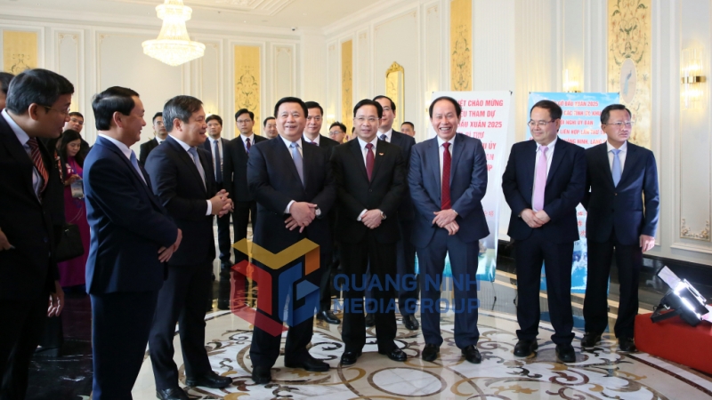 Lãnh đạo Đảng, Nhà nước, lãnh đạo các tỉnh, thành: Quảng Ninh, Hải Phòng, Lạng Sơn, Cao Bằng, Hà Giang (Việt Nam) trò chuyện tại Chương trình Gặp gỡ đầu Xuân 2025 (2-2025). Ảnh: Thu Chung