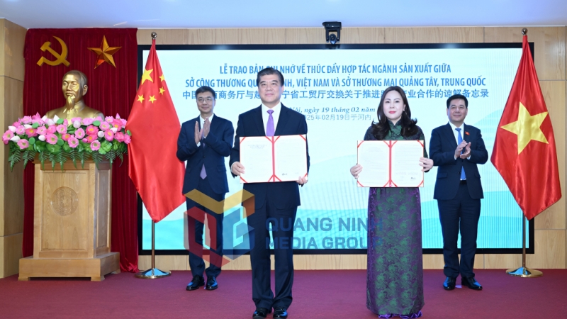 Lãnh đạo Sở Công Thương tỉnh Quảng Ninh (Việt Nam) và Sở Thương mại Khu tự trị dân tộc Choang Quảng Tây (Trung Quốc) ký kết Bản ghi nhớ về thúc đẩy hợp tác ngành sản xuất. Ảnh: Sở Công Thương cung cấp