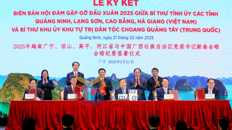 Đại diện các địa phương ký kết Biên bản hội đàm giữa Tỉnh ủy các tỉnh Quảng Ninh, Hà Giang, Lạng Sơn, Cao Bằng (Việt Nam) và Khu ủy Khu tự trị dân tộc Choang Quảng Tây (Trung Quốc) (2-2025). Ảnh: PV