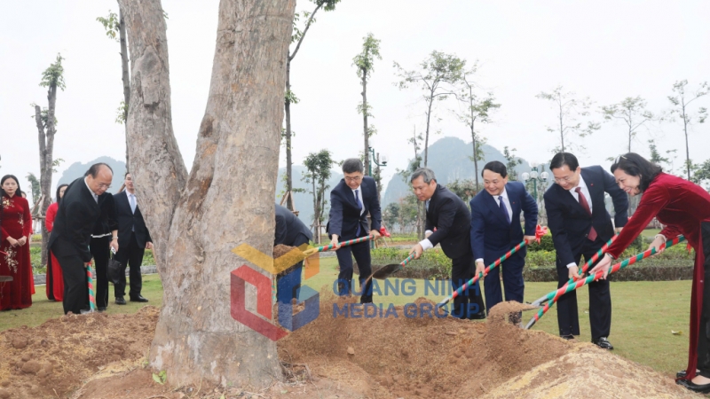 Các đại biểu thực hiện nghi thức trồng cây tại Công viên Hoa Hạ Long (2-2025). Ảnh: Đỗ Phương