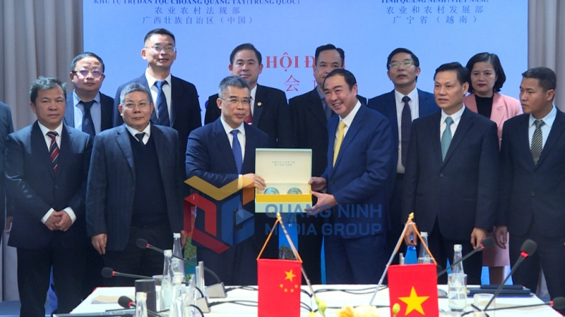 Lãnh đạo Sở Nông nghiệp và Phát triển nông thôn tỉnh Quảng Ninh và Sở Nông nghiệp và Nông thôn Khu tự trị dân tộc Choang Quảng Tây, trao quà, chụp ảnh lưu niệm (2-2025). Ảnh: Hải Hà