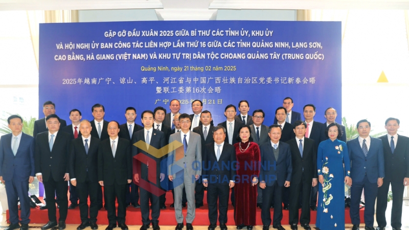 Các đại biểu chụp ảnh lưu niệm (2-2025). Ảnh: PV