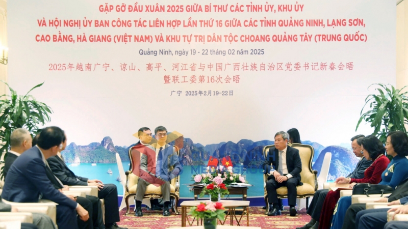 Đồng chí Bí thư Tỉnh ủy Quảng Ninh trao đổi với đồng chí Bí thư Khu ủy Khu tự trị Dân tộc Choang Quảng Tây (2-2025). Ảnh: PV