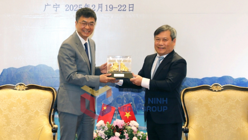 Đồng chí Vũ Đại Thắng, Bí thư Tỉnh ủy Quảng Ninh tặng quà lưu niệm cho đồng chí Trần Cương, Bí thư Khu ủy Khu tự trị Dân tộc Choang Quảng Tây (2-2025). Ảnh: PV