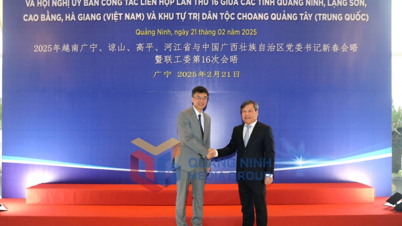 Đồng chí Vũ Đại Thắng, Ủy viên Ban Chấp hành Trung ương Đảng Cộng sản Việt Nam, Bí thư Tỉnh ủy Quảng Ninh chào mừng đồng chí Trần Cương, Ủy viên Ban Chấp hành Trung ương Đảng Cộng sản Trung Quốc, Bí thư Khu ủy Khu tự trị dân tộc Choang Quảng Tây, Chủ nhiệm Ủy ban thường vụ Đại hội đại biểu nhân dân Khu tự trị Dân tộc Choang Quảng Tây tham dự cuộc hội kiến (2-2025). Ảnh: PV