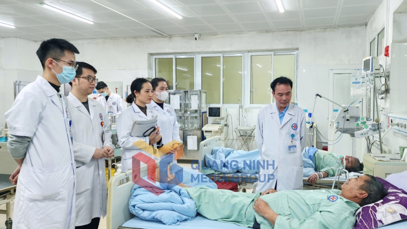 2025-02_Y, bác sĩ Khoa Cấp cứu - Hồi sức tích cực - Chống độc (Trung tâm Y tế huyện Tiên Yên) thăm, khám sức khỏe cho người bệnh. Ảnh: Nguyễn Hoa