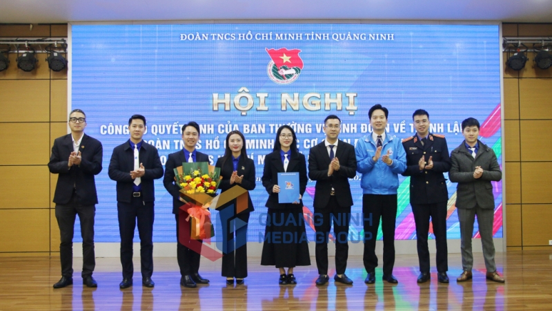 Đồng chí Nguyễn Thế Minh, Bí thư Tỉnh Đoàn trao Quyết định thành lập Đoàn TNCS Hồ Chí Minh các cơ quan Đảng tỉnh Quảng Ninh (2-2025). Ảnh: Nguyễn Dung