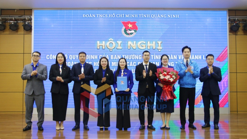 Đồng chí Nguyễn Thế Minh, Bí thư Tỉnh Đoàn trao Quyết định thành lập Đoàn TNCS Hồ Chí Minh UBND tỉnh Quảng Ninh (2-2025). Ảnh: Nguyễn Dung