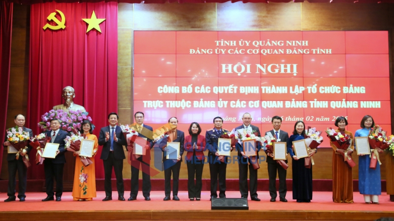 Đảng ủy các cơ quan Đảng tỉnh trao quyết định thành lập các chi, đảng bộ trực thuộc (2-2025). Ảnh: Minh Hà