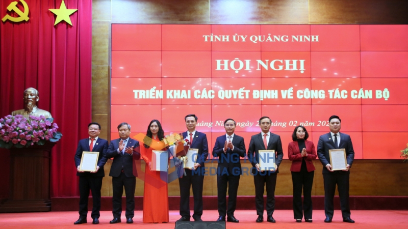 Thường trực Tỉnh ủy trao quyết định thành lập Sở Khoa học và Công nghệ và tặng hoa chúc mừng (2-2025). Ảnh: Minh Hà