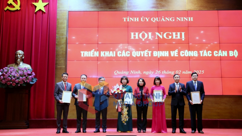 Thường trực Tỉnh ủy trao quyết định thành lập Sở Nội vụ và tặng hoa chúc mừng (2-2025). Ảnh: Minh Hà