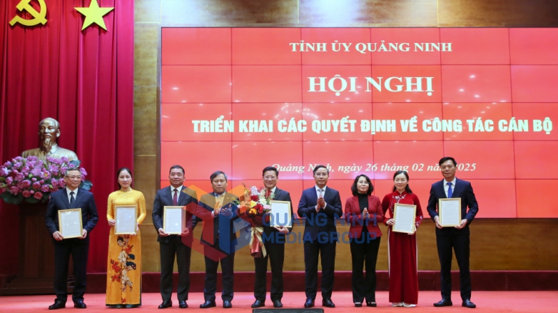 Thường trực Tỉnh ủy trao quyết định thành lập Sở Văn hóa, Thể thao và Du lịch và tặng hoa chúc mừng (2-2025). Ảnh: Minh Hà