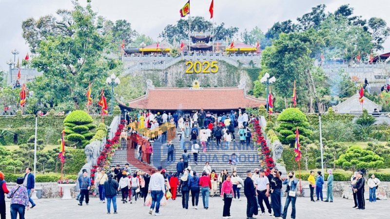 2025-02_Du khách hành hương về tham quan, vãn cảnh, dâng lễ tại đền Cửa Ông năm 2025. Ảnh: Mai Linh