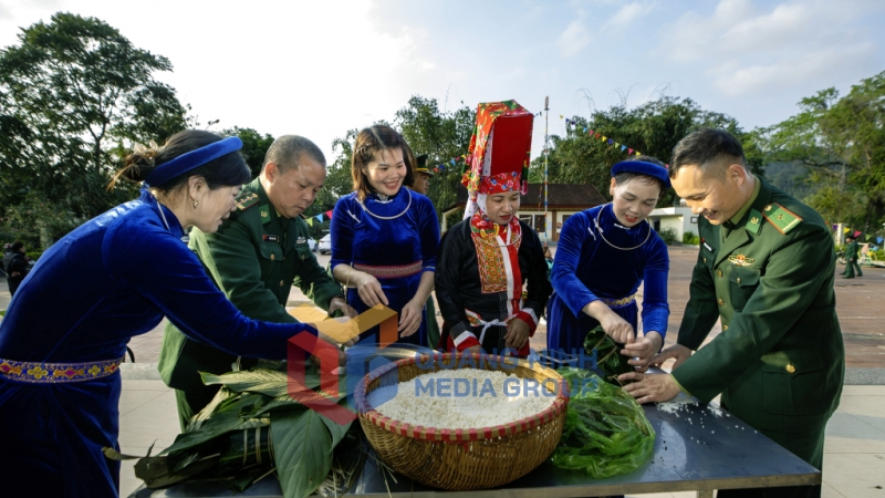 Cán bộ, chiến sĩ Đồn biên Phòng Cửa khẩu Hoành Mô cùng các hội viên Hội Phụ nữ xã Hoành Mô, gói bánh chưng tết dịp Tết Ất Tỵ 2025. Ảnh: Phượng Đại (CTV)