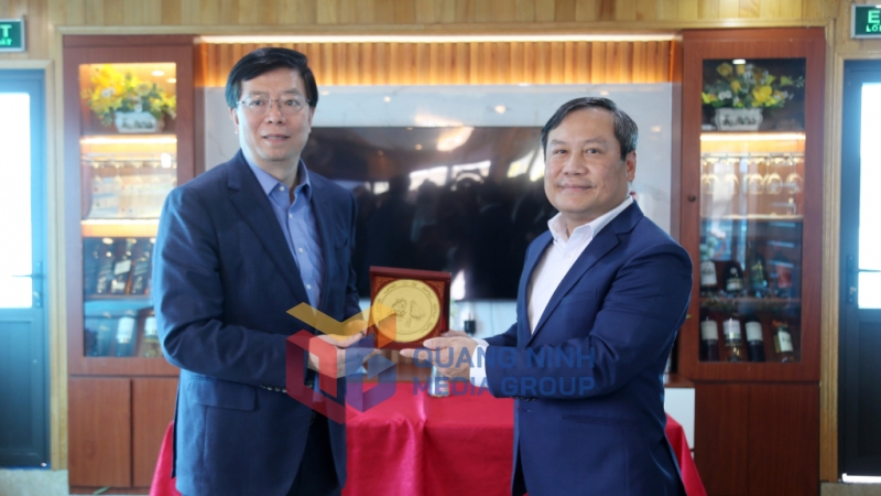 Đồng chí Vũ Đại Thắng, Bí thư Tỉnh ủy tặng quà lưu niệm cho Giáo sư, Tiến sĩ Khưu Dũng, Bí thư Đảng ủy Đại học Thanh Hoa (2-2025). Ảnh: Thu Chung