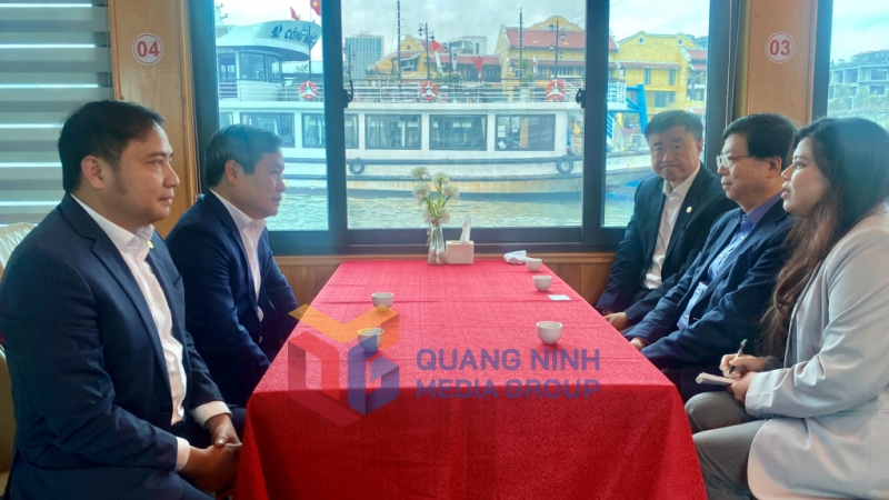 Đồng chí Vũ Đại Thắng, Bí thư Tỉnh ủy trao đổi với Giáo sư, Tiến sĩ Khưu Dũng, Bí thư Đảng ủy Đại học Thanh Hoa (Trung Quốc) (2-2025). Ảnh: Thu Chung