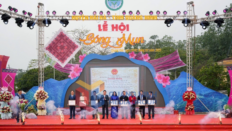 Lễ hội Sóng Mun năm 2025 - Đại diện các địa phương sở hữu di sản tập quán xã hội lễ cấp sắc của người Dao Thanh Y đón nhận Quyết định công nhận Di sản văn hoá phi vật thể Quốc gia (3-2025). Ảnh: Phạm Học