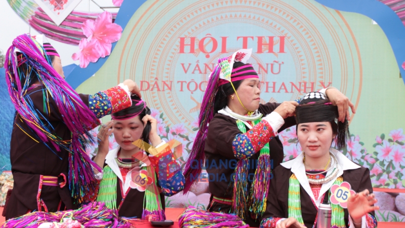 Lễ hội Sóng Mun năm 2025 - Các nghệ nhân tham gia phần thi vấn tóc cho thiếu nữ người Dao Thanh Y (3-2025). Ảnh: Phạm Học