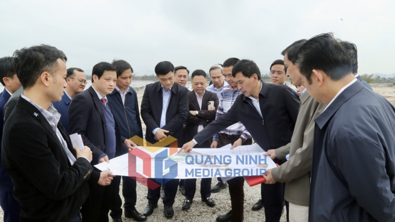 Đồng chí Phó Chủ tịch Quốc hội cùng đoàn công tác khảo sát tại dự án Hạ Long Xanh (TP Hạ Long) (3-2025). Ảnh: Thu Chung