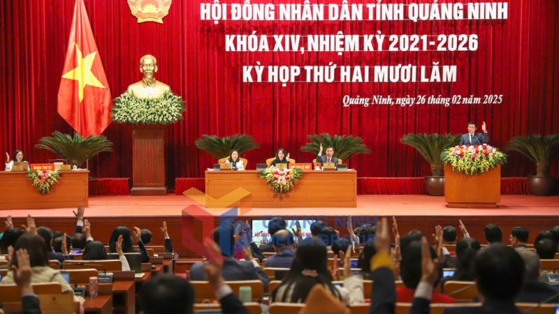 Các đại biểu HĐND tỉnh biểu quyết thông qua nghị quyết tại Kỳ họp thứ 25 HĐND tỉnh (2-2025). Ảnh: Đỗ Phương