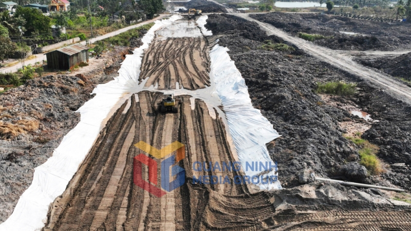 2025-03_Thi công xử lý nền đường đất yếu. Ảnh: Đỗ Phương