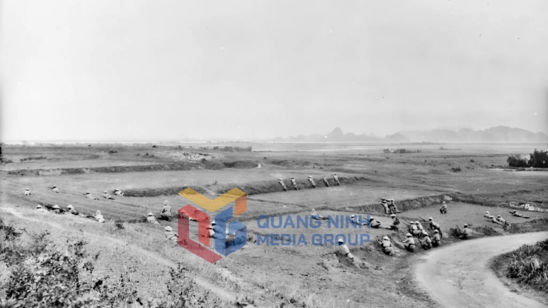 1920-1929 – Quảng Yên - Lính khố xanh (Vệ binh bản xứ) – Đội hình tấn công bằng súng máy. Ảnh: Otofun.net